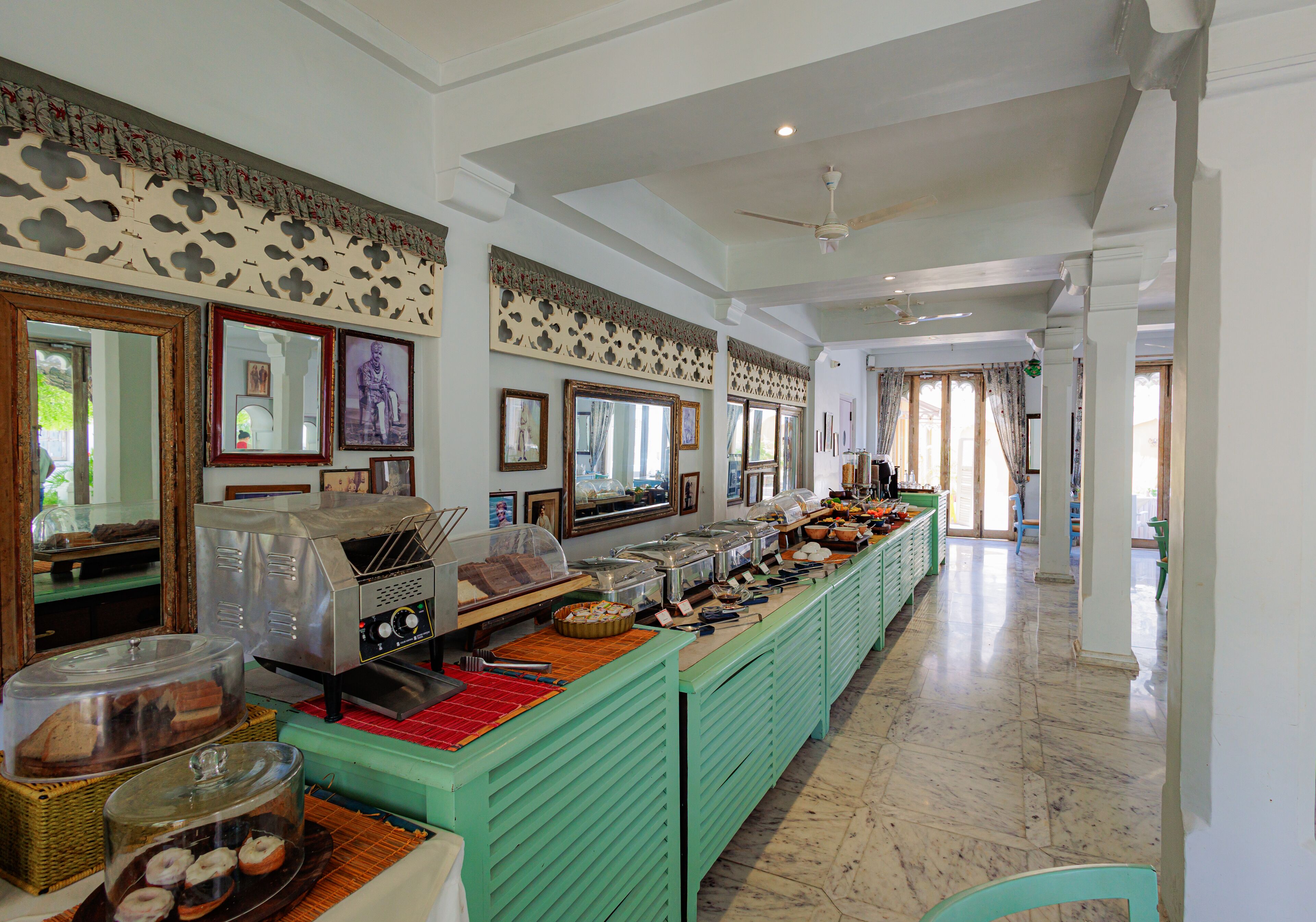 Un espace buffet comprenant différents stands de nourriture et un long comptoir.