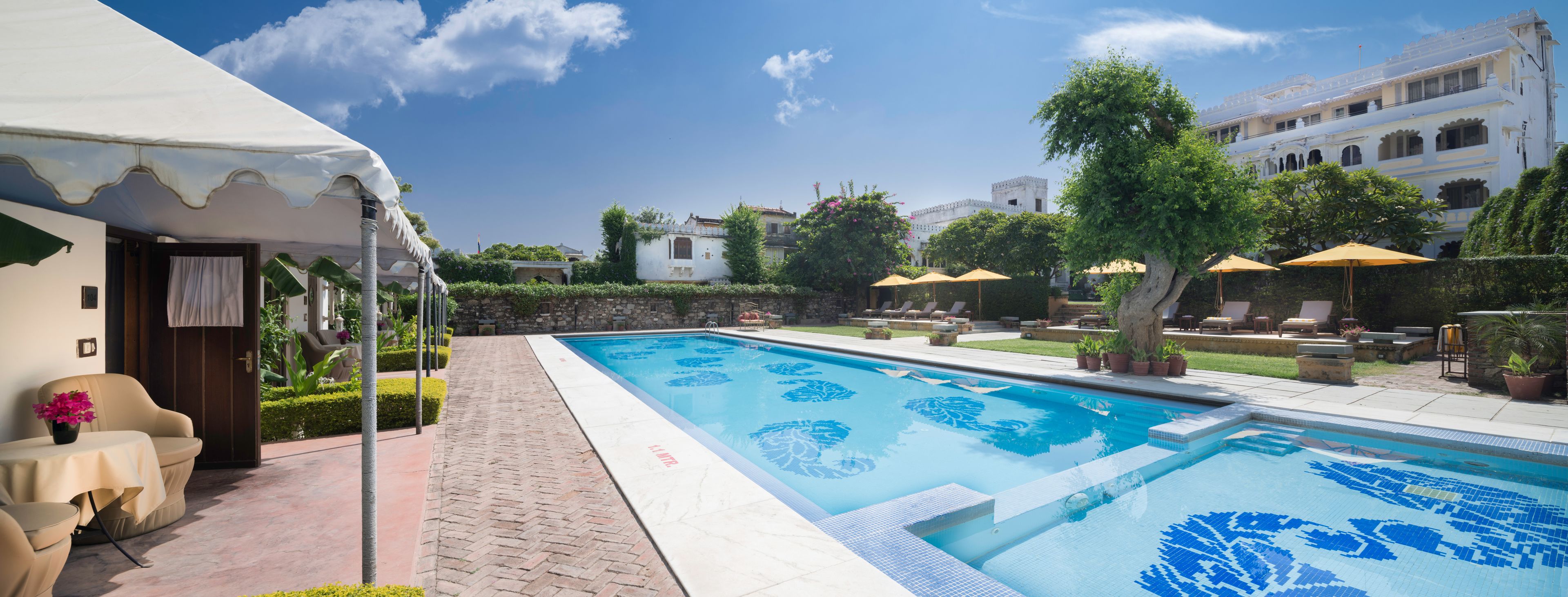 حمّام سباحة خارجي، مظلات على حمّام السباحة، مقاعد للتشمس