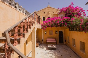 Staircase - Rawla Narlai (Desuri)