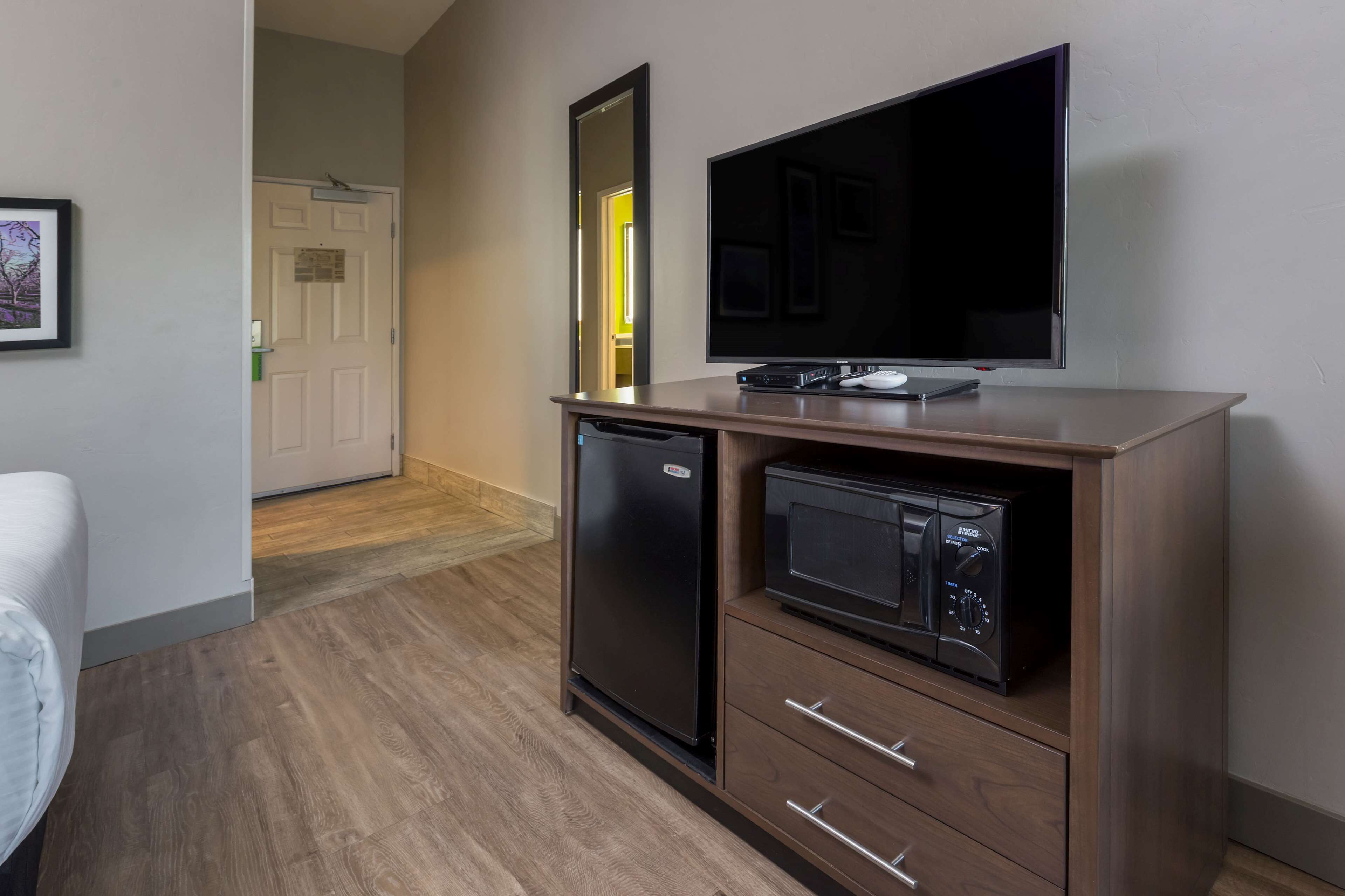 premium bedding, down duvets, pillow-top beds, desk