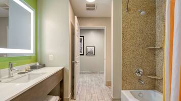 Executive Room, 1 King Bed | Bathroom