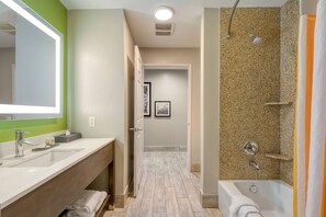Habitación ejecutiva, 1 cama de matrimonio grande | Baño | Ducha y bañera combinadas y artículos de higiene personal gratuitos