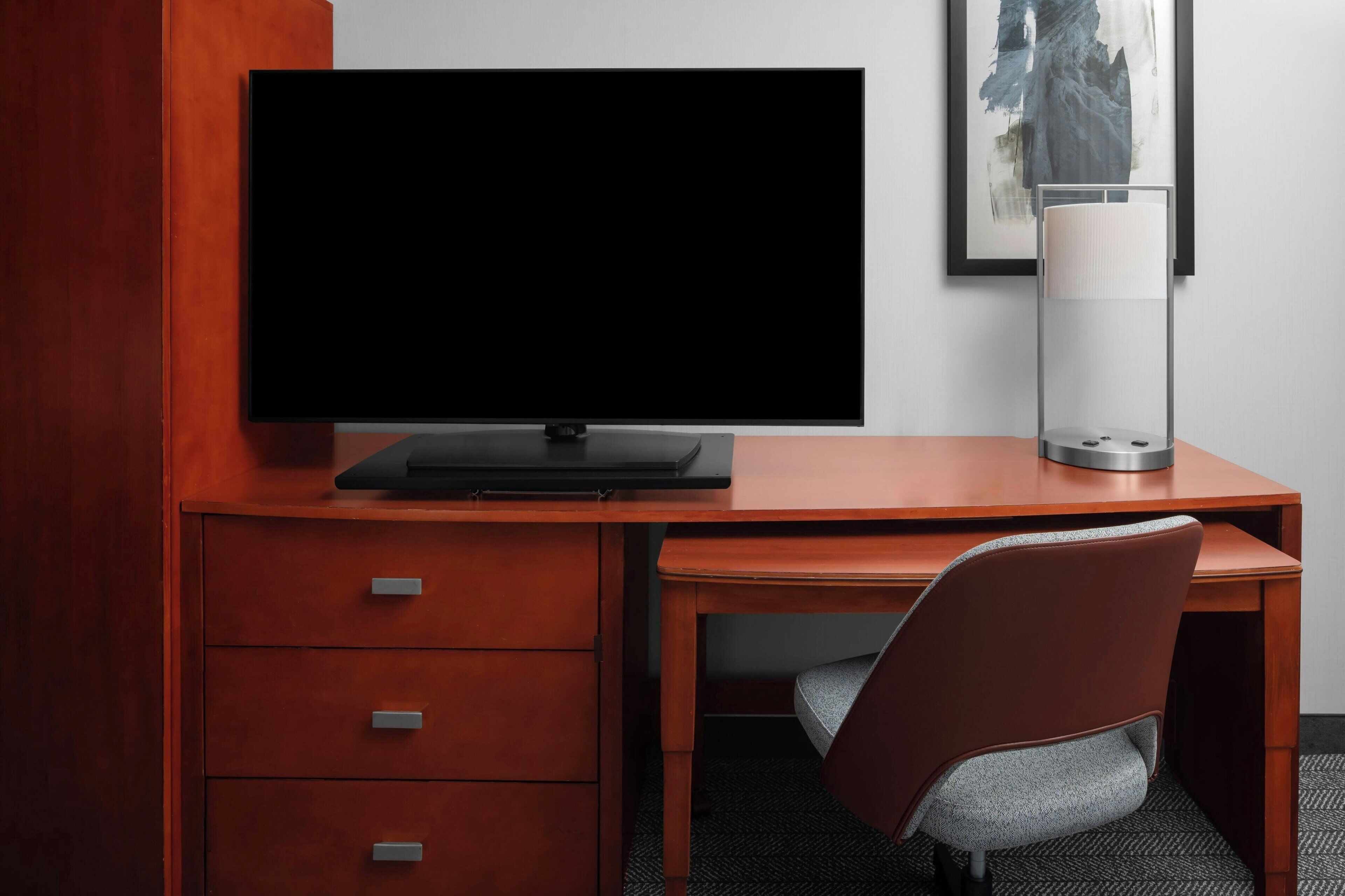 1 bedroom, egyptian cotton sheets, premium bedding, desk