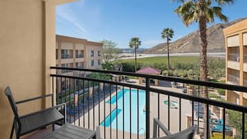 Chambre, 2 grands lits, balcon, vue piscine | Vue de la chambre