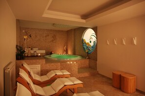Couples treatment room(s), sauna, hot tub, steam room