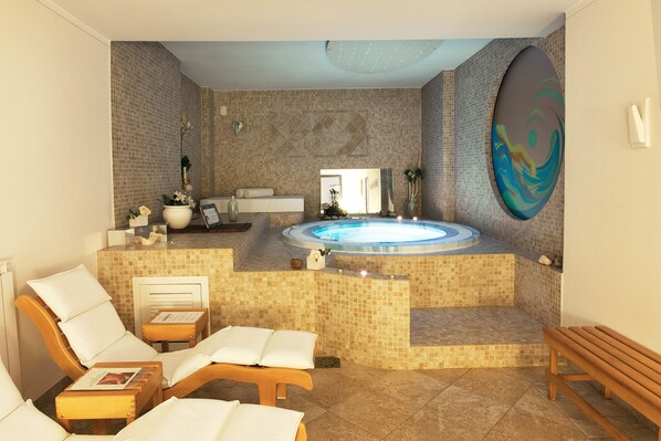 Couples treatment room(s), sauna, hot tub, steam room