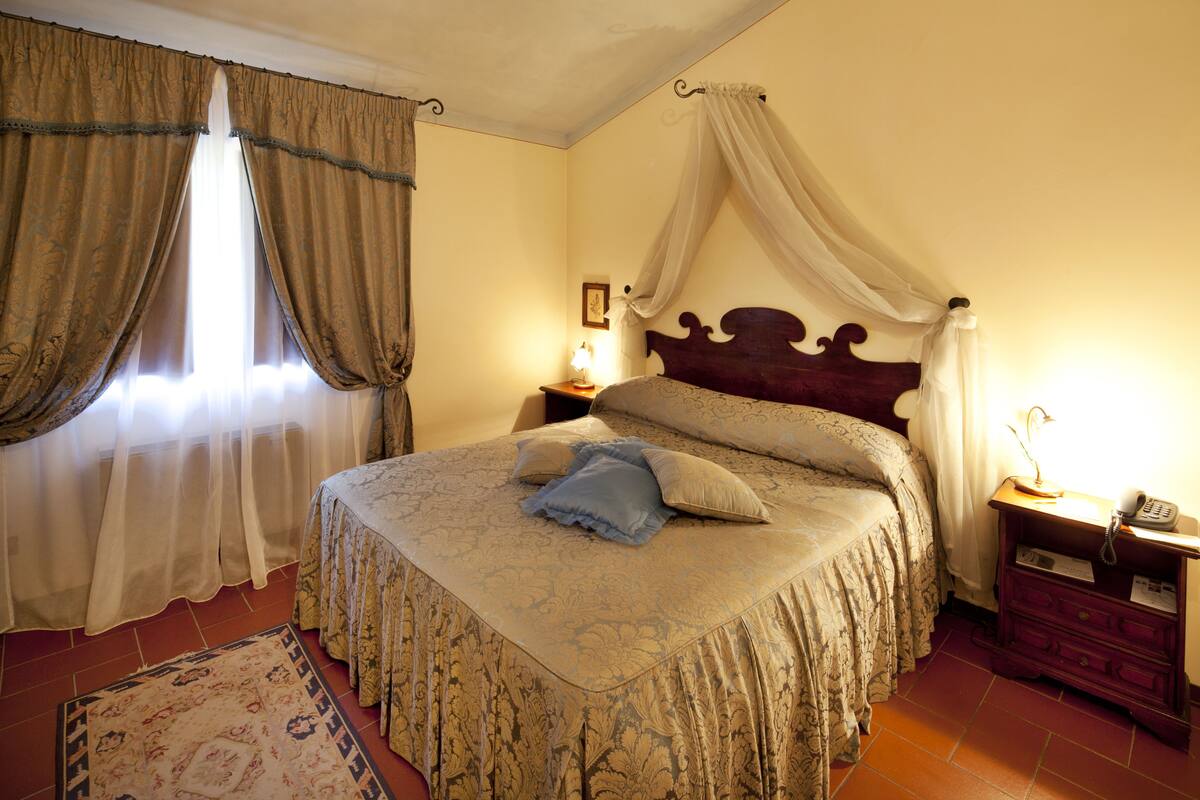 Standaard tweepersoonskamer | Een minibar, een kluis op de kamer, een bureau, geluiddichte muren