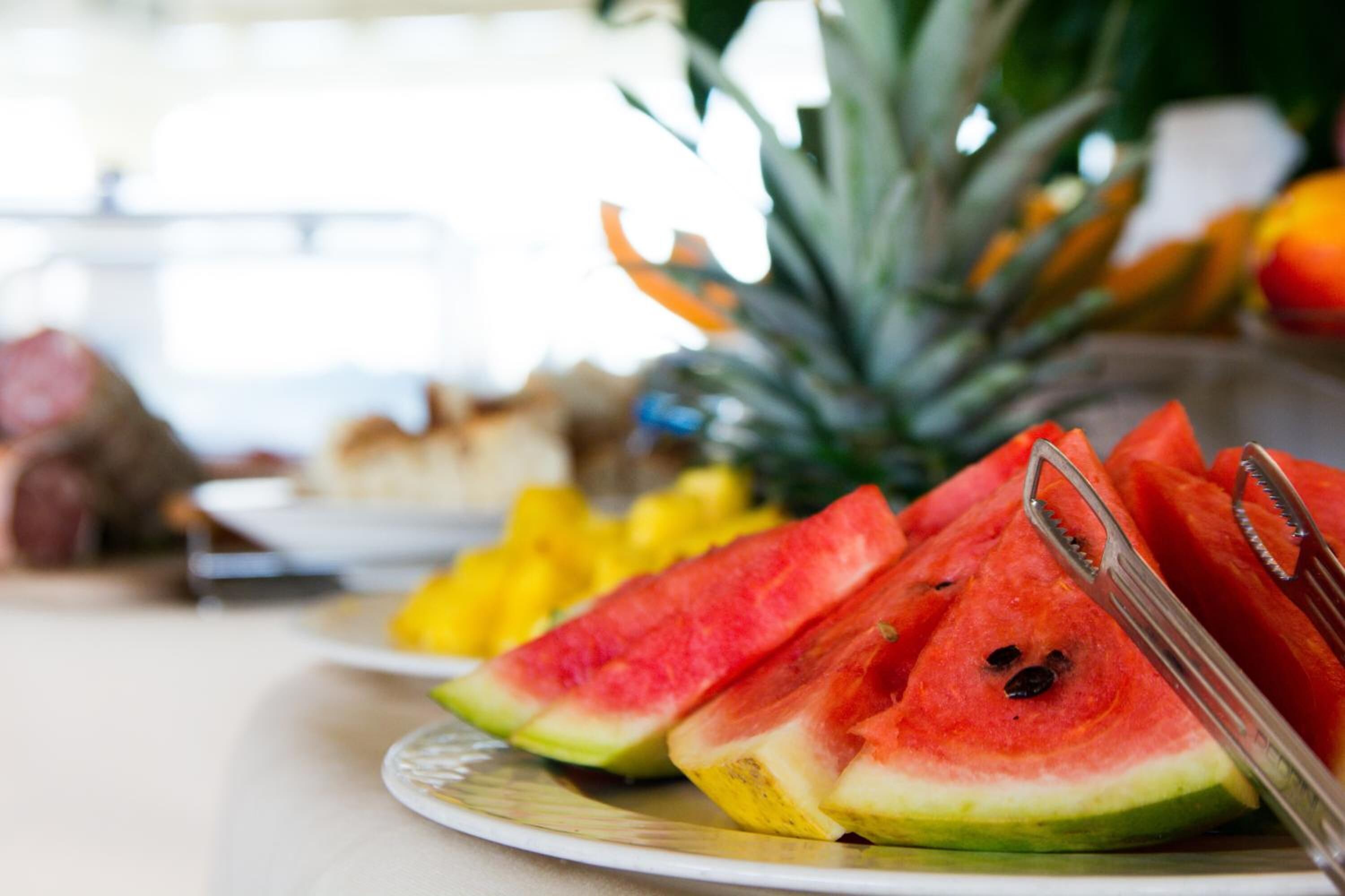 Ein Teller mit Wassermelone und Ananas.