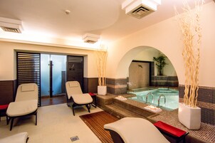 Salas de tratamiento para parejas, una bañera de hidromasaje