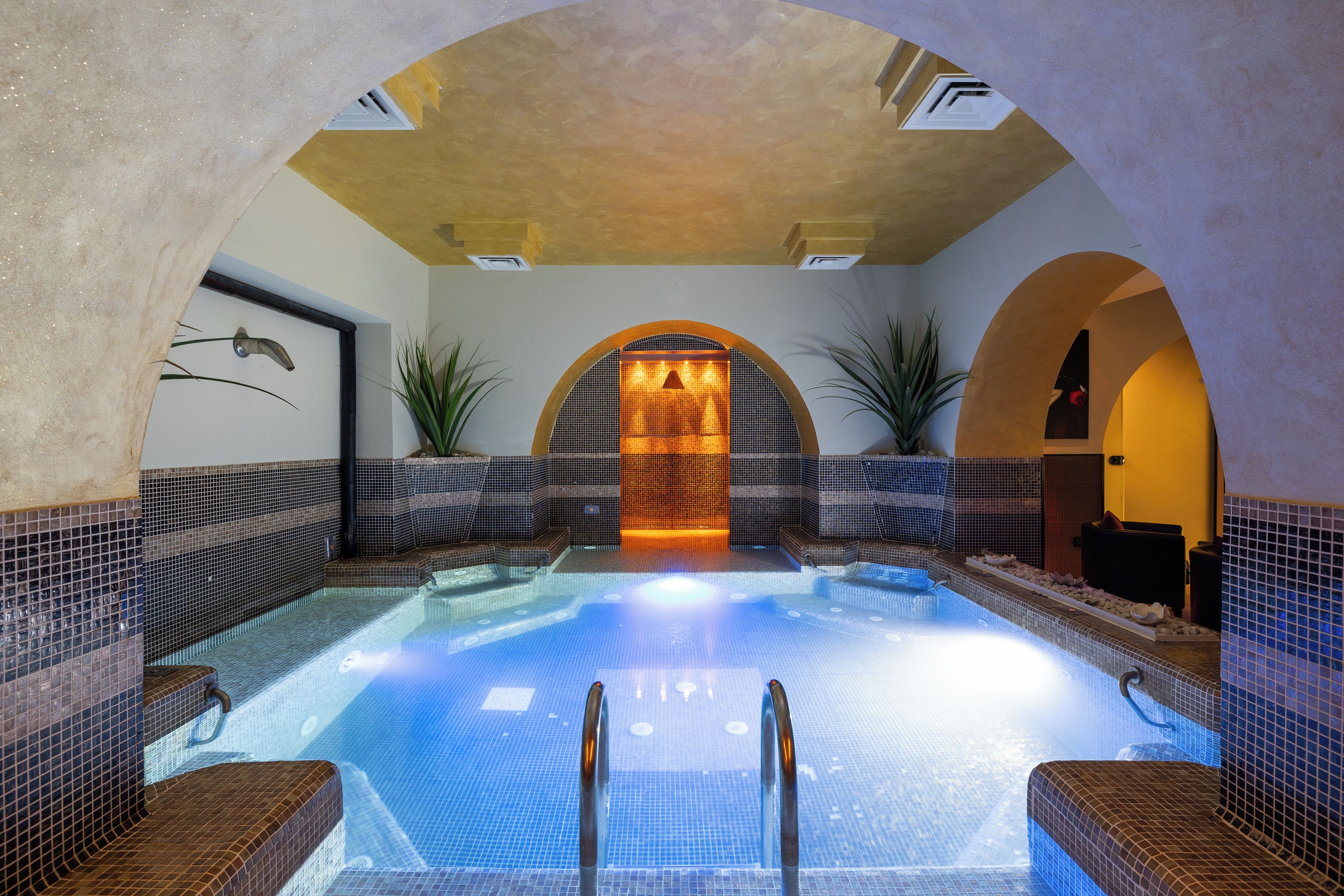 Indoor spa tub