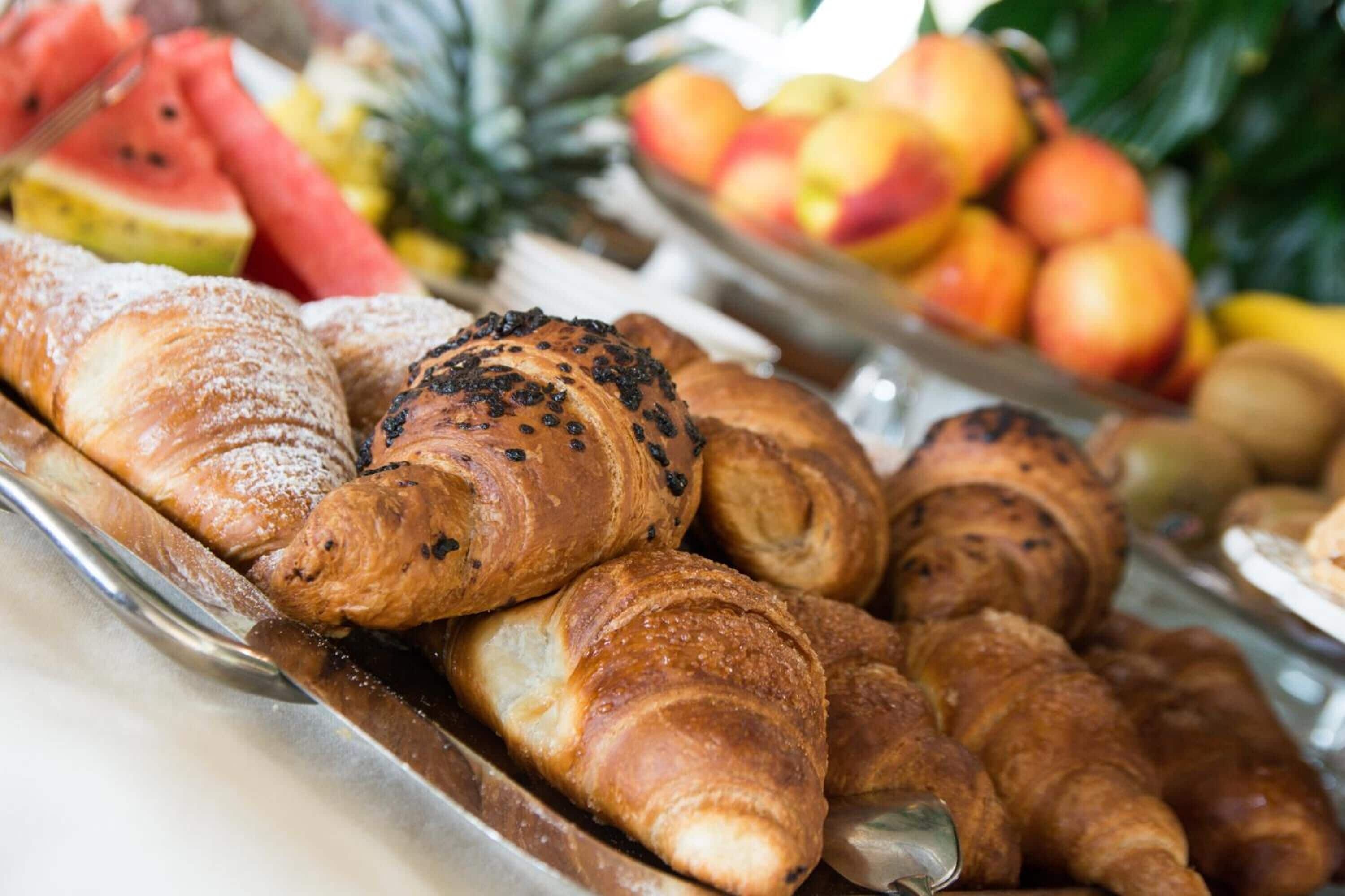 Un buffet con dolci e frutta assortita.