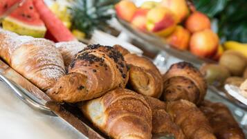 Un buffet con dolci e frutta assortita.