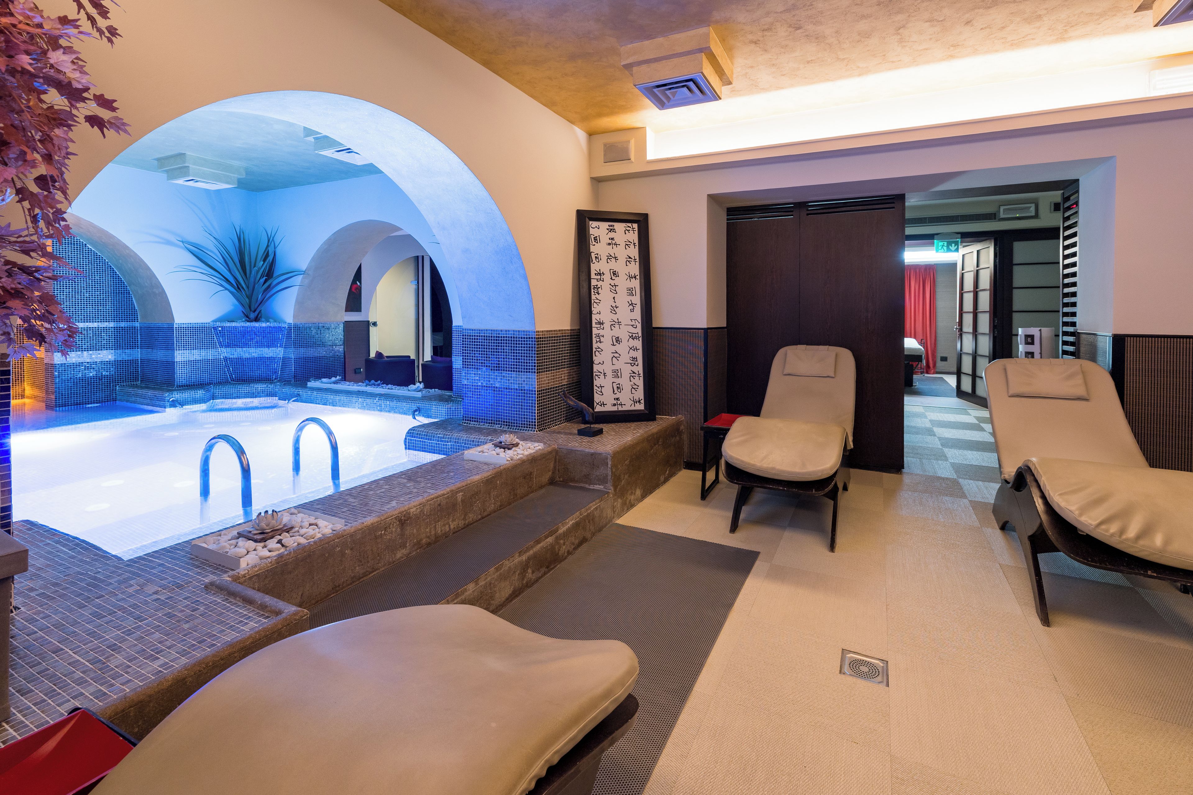 Bathtub spa indoor