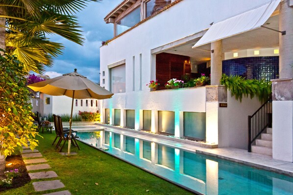 室外游泳池,日光浴躺椅