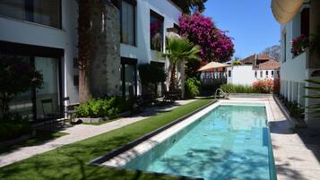 Piscine extérieure, chaises longues