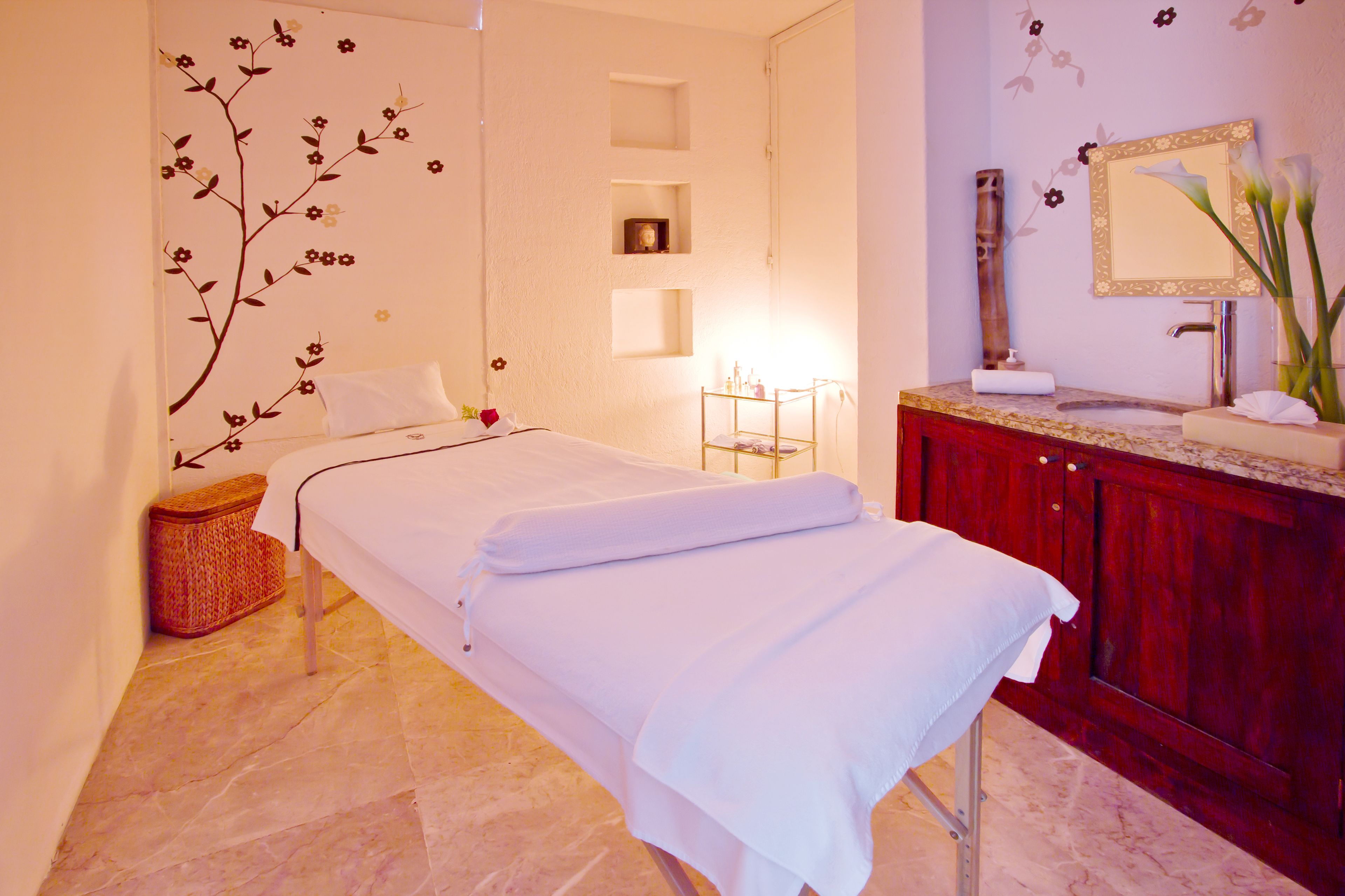 hot tub, steam room, body treatments, hydrotherapy, aromatherapy