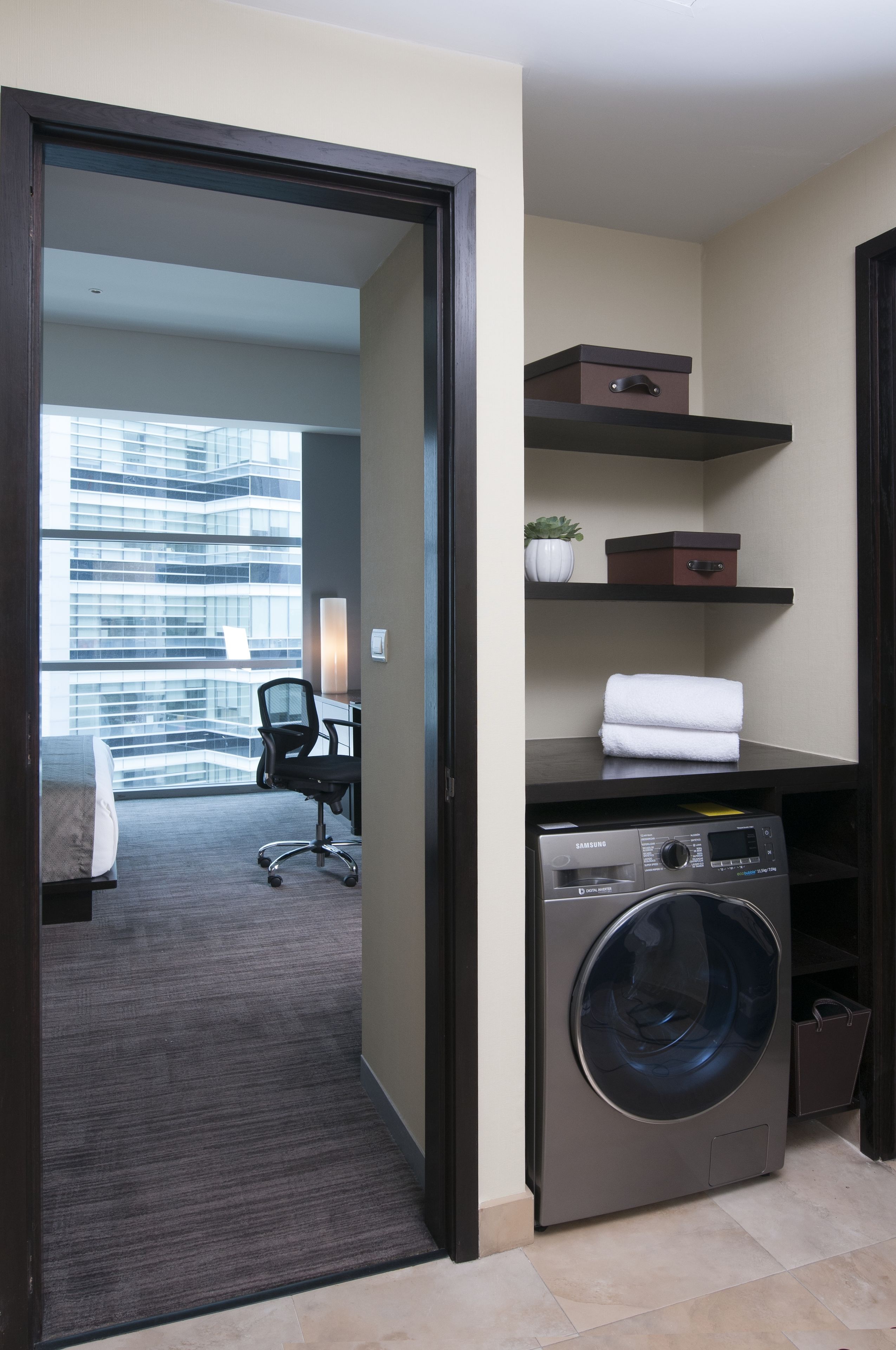 Sängtillbehör av högsta kvalitet och värdeförvaringsskåp på rummet