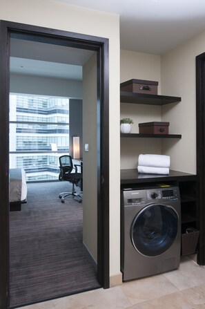 Ropa de cama de alta calidad y caja de seguridad en la habitación