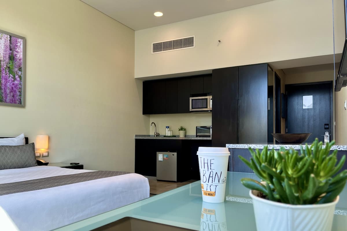 1 bedroom, premium bedding, in-room safe, desk