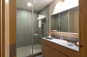 Douche, articles de toilette écologiques, sèche-cheveux