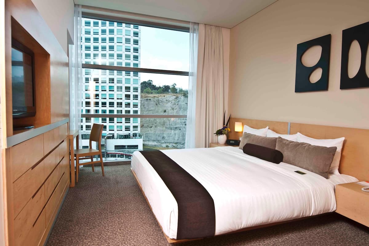 1 bedroom, premium bedding, in-room safe, desk