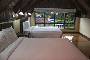 Family Suite | In-room safe, iron/ironing board, free WiFi, bed sheets - Hotel El Tirol (Ángeles)
