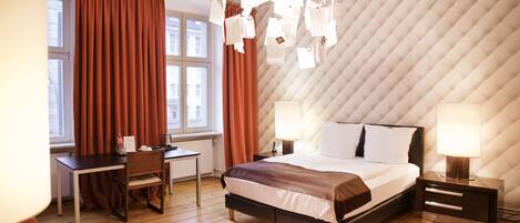 Dobbeltrom – standard | Allergitestet sengetøy, senger med overmadrass og safe på rommet