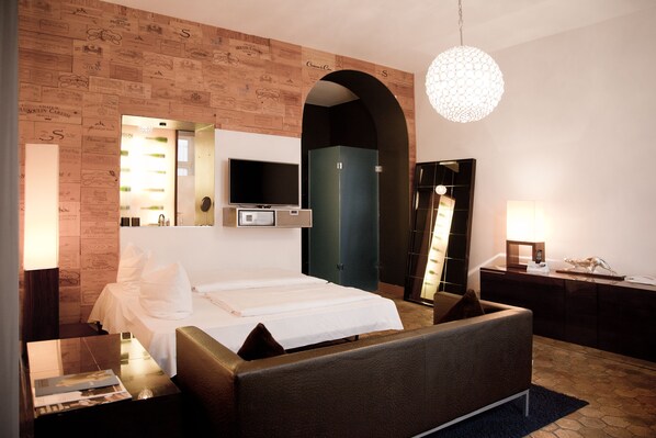 ジュニア スイート 1 階 | リビングルーム | 72 cmの薄型テレビ (ケーブル放送視聴可)、テレビ、iPod ドック