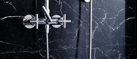 Family Suite | Bathroom shower