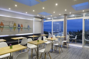 Se ofrece un desayuno bufé (15 EUR por persona)