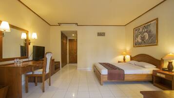 Quarto luxo, vista para a piscina | Frigobar, cofres nos quartos, ferros/tábuas de passar roupa