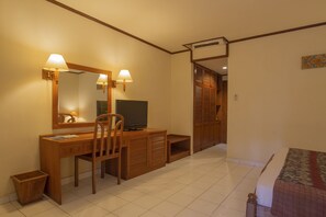 Deluxe Room, Garden View | Minibar, in-room safe, iron/ironing board, rollaway beds