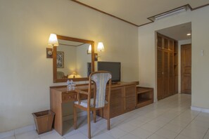 Deluxe Room, Pool View | Minibar, in-room safe, iron/ironing board, rollaway beds - Sari Segara Resort and Spa (Kedonganan)