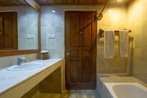 Separate tub and shower, hair dryer - Sari Segara Resort and Spa (Kedonganan)