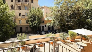 Kahden hengen deluxe-huone, terassi | 2 makuuhuonetta, ylelliset vuodevaatteet, tallelokero huoneessa