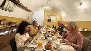 Frokostbuffé hver dag (mot et tillegg)