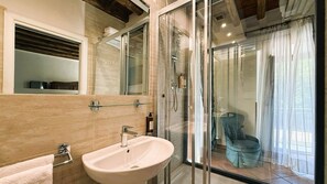Deluxe Double Room, Terrace | Bathroom | Free toiletries, hair dryer, bidet, towels - Relais Le Clarisse a Trastevere (Rome)