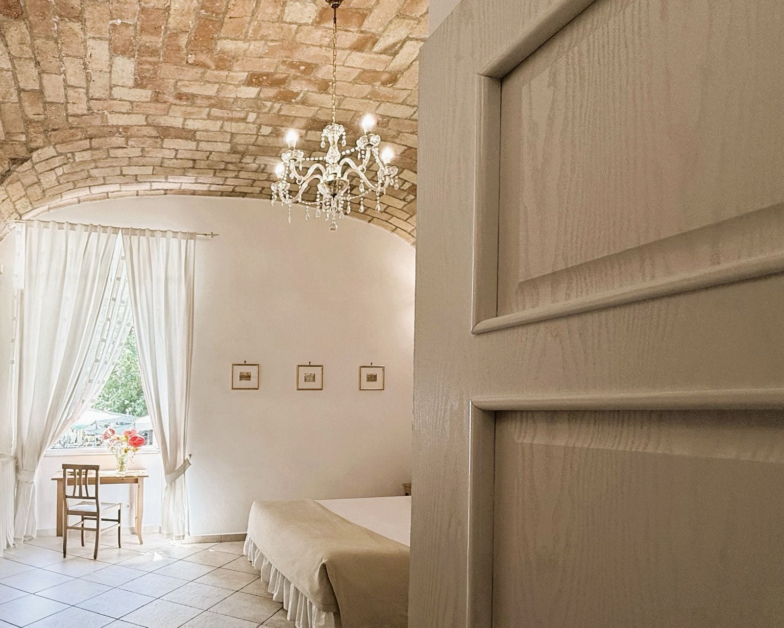 Klassieke kamer, bijgebouw (30mt. from Main Building) | Luxe beddengoed, een kluis op de kamer, een bureau, geluiddichte muren