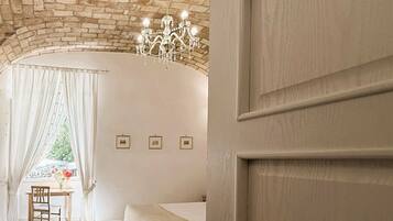 Klassieke kamer, bijgebouw (30mt. from Main Building) | Luxe beddengoed, een kluis op de kamer, een bureau, geluiddichte muren