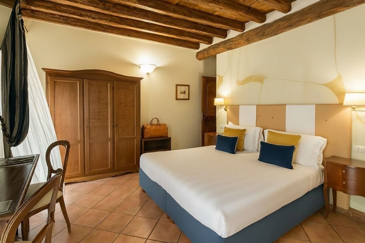 Deluxe tweepersoonskamer, terras | 2 slaapkamers, luxe beddengoed, een kluis op de kamer, een bureau