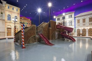 Waterslide - Holiday Inn Hotel & Suites Maple Grove Nw Mpls-Arbor Lks by IHG (Maple Grove)