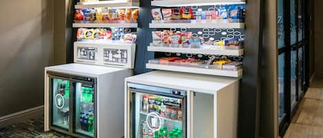 Zona de máquinas expendedoras con aperitivos y bebidas.