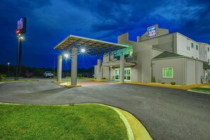 Front of property - evening/night - Motel 6 Montgomery, AL - Airport (Montgomery)