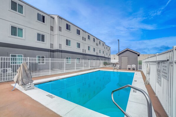 Outdoor pool - Motel 6 Montgomery, AL - Airport (Montgomery)