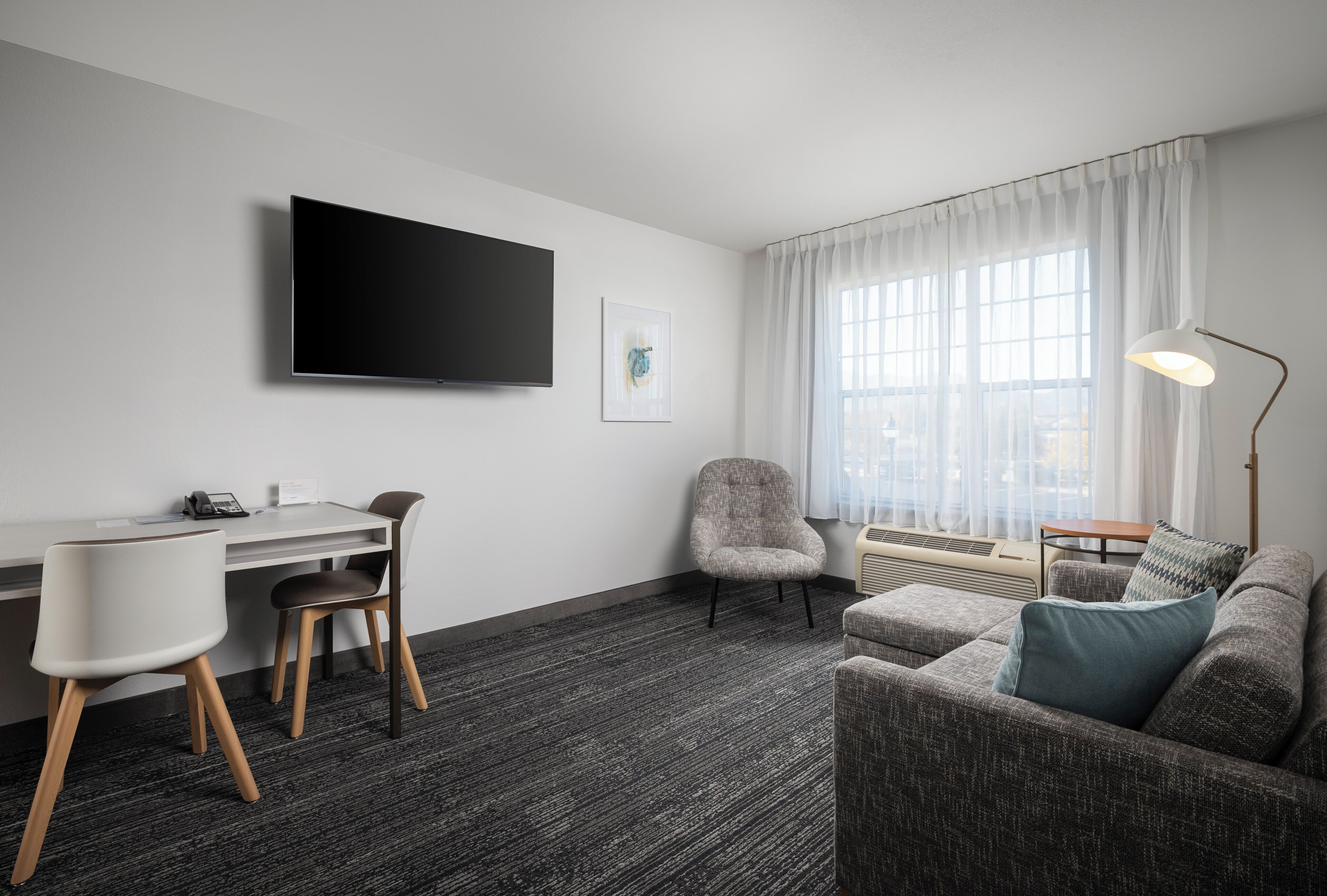 Suíte, 2 quartos, no canto (Mobility/Hearing Accessible, Tub) | Área de estar | TV LED 32 polegadas com canais via satélite, Netflix