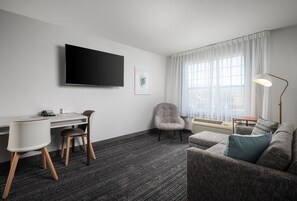 Suite, 2 Bedrooms, Corner (Mobility/Hearing Accessible, Tub) | Living area