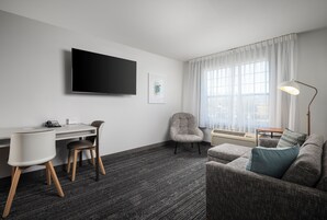 Suite, 2 Bedrooms, Corner (Mobility/Hearing Accessible, Tub) | Living area | 32-inch LED TV with satellite channels, Netflix