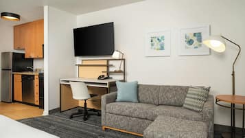 Studio, 1 Queen Bed with Sofa bed | Desk, iron/ironing board, free cribs/infant beds, WiFi