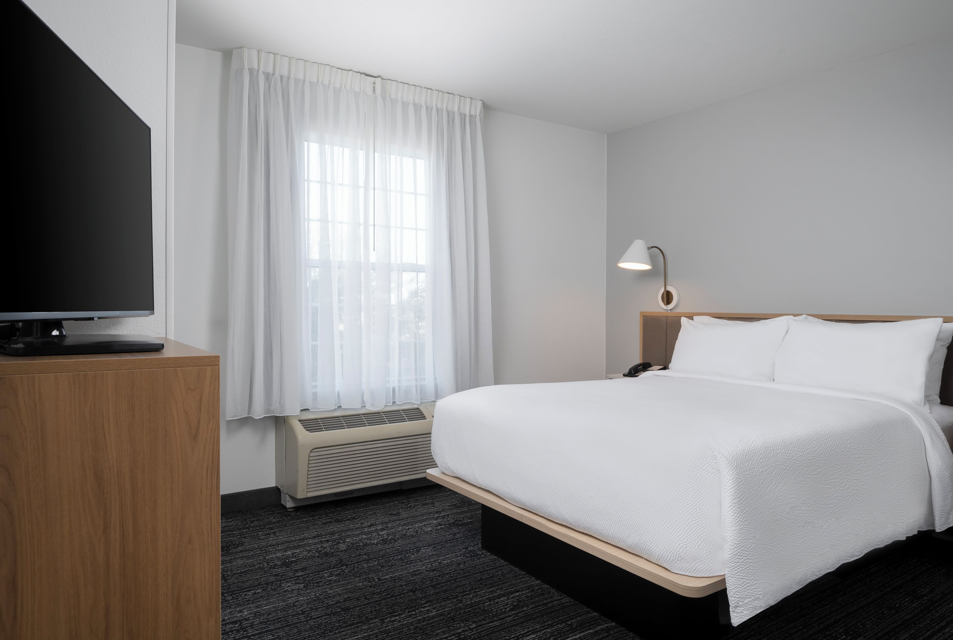 套房, 2 间卧室, 转角 (Mobility/Hearing Accessible, Tub) | 办公桌、熨斗/熨衣板、免费婴儿床、收费 WiFi