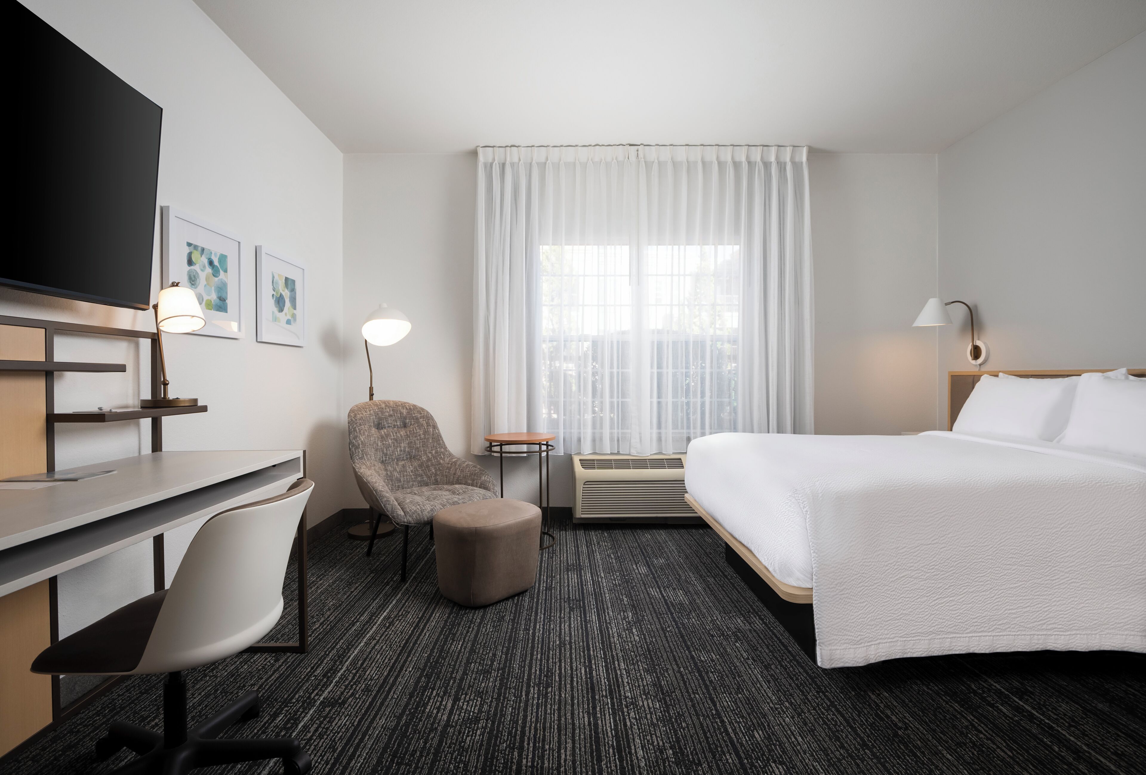 办公桌、熨斗/熨衣板、免费婴儿床、收费 WiFi